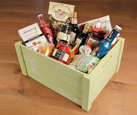 Geschenkmand boordevol lekkernijen uit Italië. Dolce e Sale