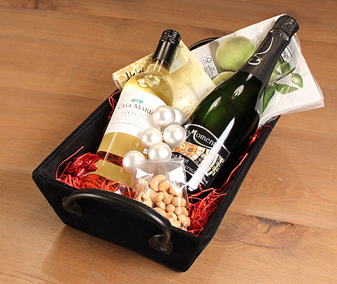 Een geschenkmandje van wijn en zoutigheden van Dolce e Sale