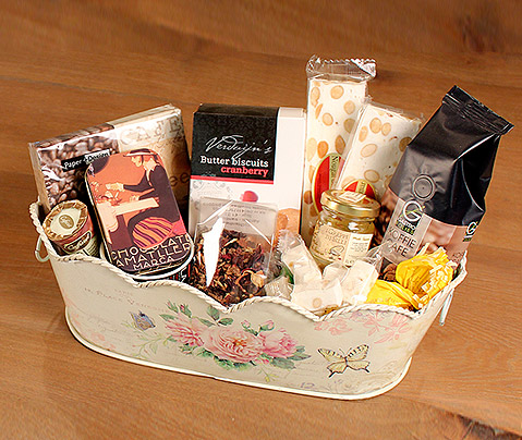 Geschenkmanden met allerlei zoetigheden